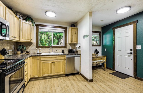 Rhododendron Cabin | Close to Mt Hood Skibowl: Retro Rhododendron Cabin