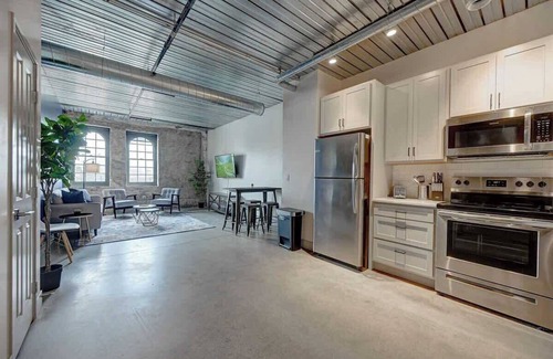 Westown Apartment | Close to MU & Fiserv | Pool, Gym, W/D & Parking