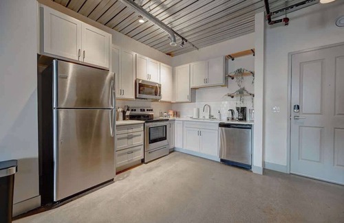 Westown Apartment | Close to MU & Fiserv | Pool, Gym, W/D & Parking