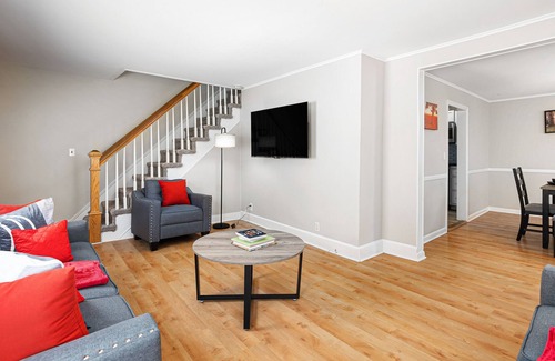 White Plains House | Close to NYC-Walk to Train-Private 3BR House-Driveway Parking-White Plains Area