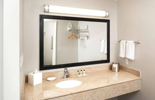 Temecula Resort | Close to Old Town Temecula! Great Unit in Signature Temecula! Pool, Free Parking
