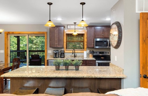 Reeds Spring House | Close to Outdoor Pool, Jetted Tub, Rustic Lodge!