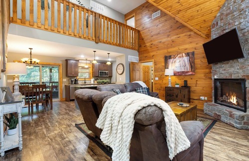 Reeds Spring House | Close to Outdoor Pool, Jetted Tub, Rustic Lodge!