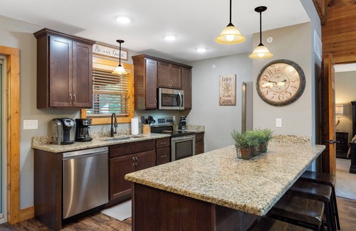 Reeds Spring House | Close to Outdoor Pool, Jetted Tub, Rustic Lodge!