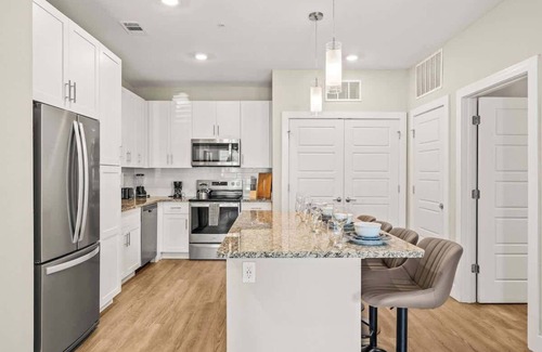Southeast Orlando Apartment | Close to Parks King apt | Pool | Gym |Pets allowed
