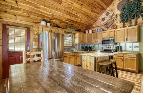 Sevierville Cabin | Close to Pigeon Forge, Private Putt Putt, Movie theatre, Mountain View and More