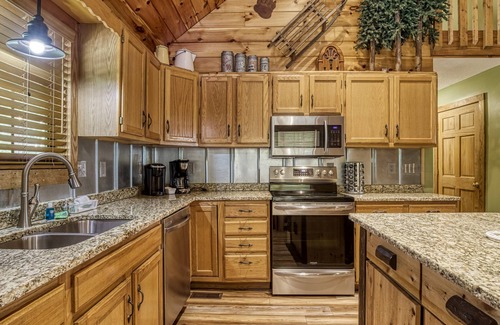 Sevierville Cabin | Close to Pigeon Forge, Private Putt Putt, Movie theatre, Mountain View and More