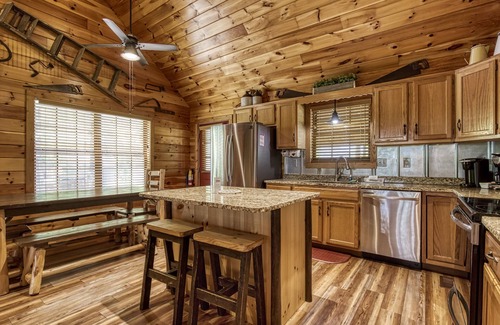 Sevierville Cabin | Close to Pigeon Forge, Private Putt Putt, Movie theatre, Mountain View and More