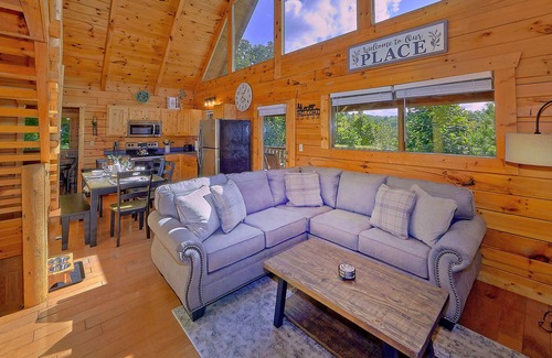 Gatlinburg - Pigeon Forge House | Close to Pigeon Forge/Gatlinburg, Beautiful Views, Hot Tub and PET Friendly!