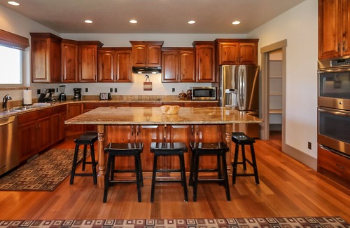 Eden House | Close to Powder Mountain-Huge Game Room, 65" TV'S, Hot Tub!