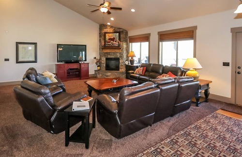 Eden House | Close to Powder Mountain-Huge Game Room, 65" TV'S, Hot Tub!