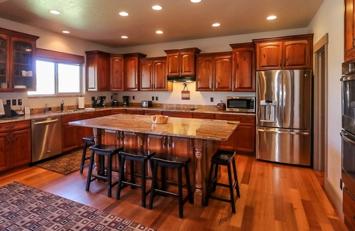 Eden House | Close to Powder Mountain-Huge Game Room, 65" TV'S, Hot Tub!