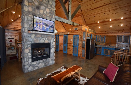 Hochatown Cabin | Close to restaurants, lake, state park & Safari.