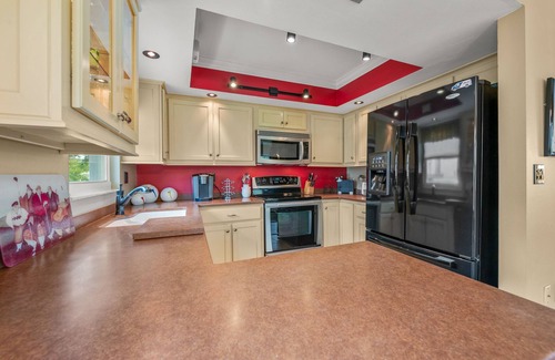 Siesta Key Village House | Close to Sarasota Beach/Pet Friendly
