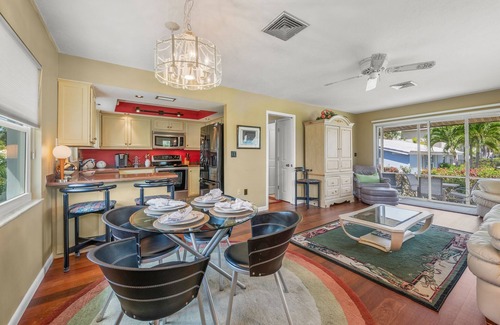 Siesta Key Village House | Close to Sarasota Beach/Pet Friendly