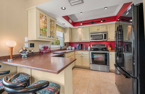 Siesta Key Village House | Close to Sarasota Beach/Pet Friendly