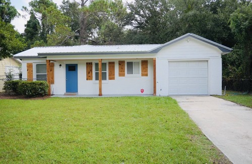 Country Club Estates House | Close to shopping center minutes away from downtown Brunswick as well as beaches