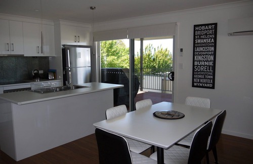 Bridport Villa | Close to Shops and Restaurants
