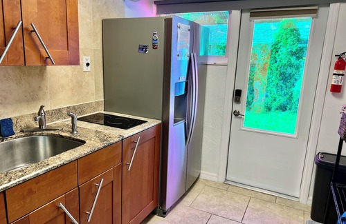 Gulf Gate Estates House | Close to Siesta Key beach with a hot tub and a large garden