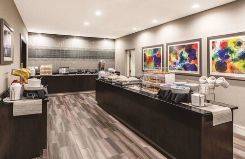 Arsenal House | Close to The Alamo and Wax Museum! 4 Spacious Units, FREE Parking, Pool!
