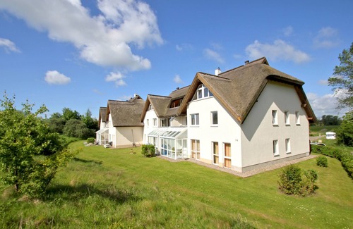 Lobbe Apartment | Close to the beach with balcony, use of swimming pool and sauna - Strandhaus Mönchgut FeWo12