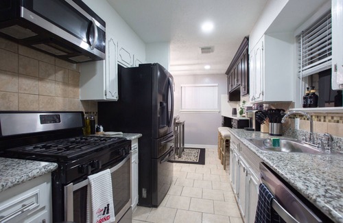 Northside House | close to the downtown hangout garage and patio 50 minutes from nasa space center