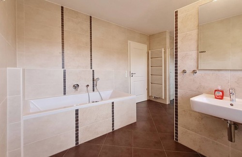Munchen District Apartment | Close to the fair! Cozy designer apartment (2 floors) with priv. parking space