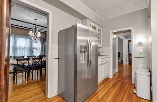 Downtown Niagara Falls House | *Close to the Falls*Big Historic Home*A/C*Parking*