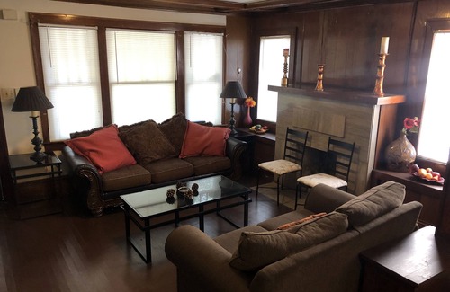South Kansas City House | Close to the Research Hospital, the Zoo, and the sports stadiums.