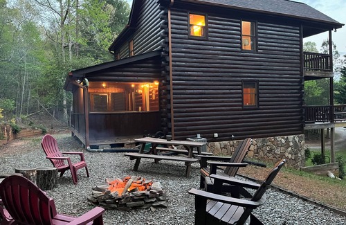 Blue Ridge Cabin | Close to town & Lake Blue Ridge. NEW extra large porch. Holiday decor starts Nov
