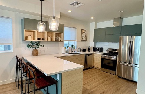 Sherman Oaks House | Close to Universal Studios Family friendly Townhouse!