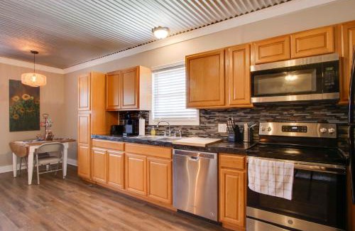 Greenwood Apartment | Close to Uptown and Hospital Greenwood Studio