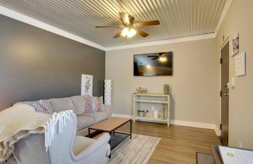Greenwood Apartment | Close to Uptown and Hospital Greenwood Studio