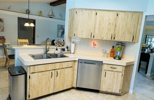 Spring Hill House | Close to Weeki Wachee Springs Fully Equipped Kitchen Fast WIFI KING Beds