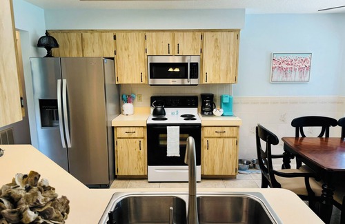 Spring Hill House | Close to Weeki Wachee Springs Fully Equipped Kitchen Fast WIFI KING Beds