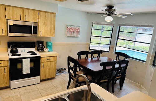 Spring Hill House | Close to Weeki Wachee Springs Fully Equipped Kitchen Fast WIFI KING Beds