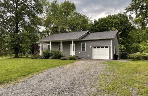 Murphysboro House | *Close to wine trails* Gray House Getaway!
