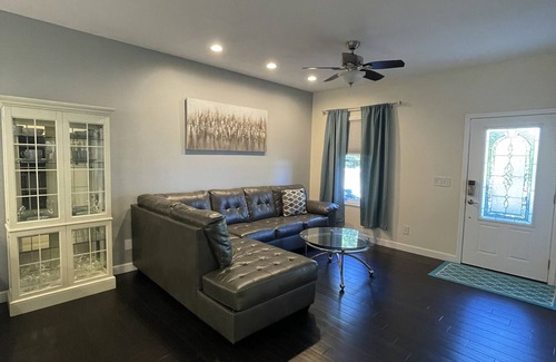 Murphysboro House | *Close to wine trails* Gray House Getaway!