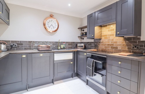 Dagnall Cottage | CLOSEFIELD, romantic, with a garden in Ivinghoe