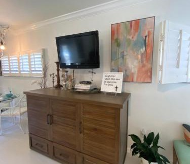 Naples Park Apartment | Closest Studio Suite to Vanderbilt Beach, new remodel, well appointed, BBQ, yard, very private plus many extras!