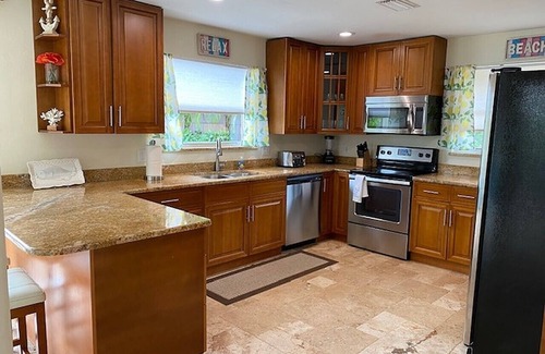 Naples Park House | Closest To Beach Main House & Separate Villa 4 Bdrm , Huge Pool. Walk To Beach
