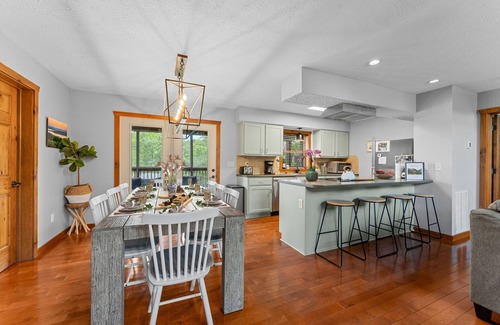 Indian Point Cabin | Closest to Indoor & Outdoor Pool + 4 Huge Suites + Stone's throw to SDC