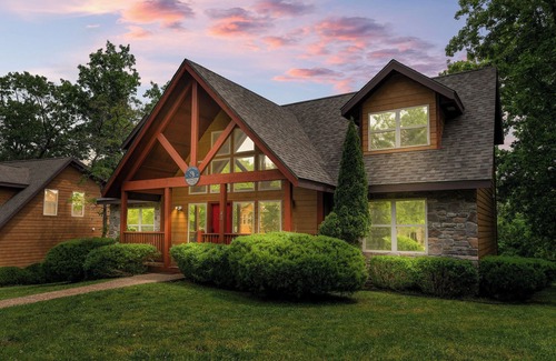 Indian Point Cabin | Closest to Indoor & Outdoor Pool + 4 Huge Suites + Stone's throw to SDC