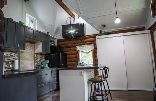 Creston Cabin | Cloud #9 Cabin — Cozy cabin w/hot tub!