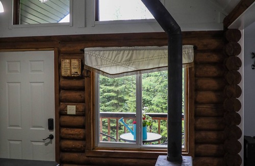 Creston Cabin | Cloud #9 Cabin — Cozy cabin w/hot tub!