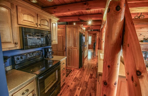 Mountain City Cabin | Cloud 9: Log Cabin, Stunning View, Luxury Hot Tub, Gas Fire Pit, 30 min to Boone
