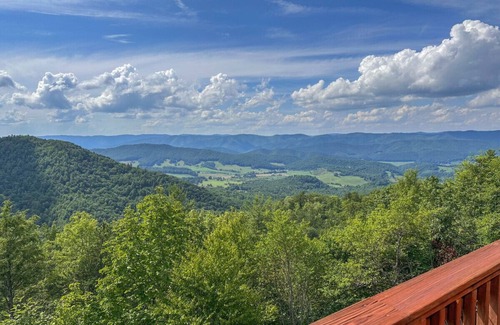Mountain City Cabin | Cloud 9: Log Cabin, Stunning View, Luxury Hot Tub, Gas Fire Pit, 30 min to Boone