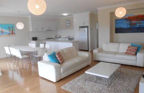 Hayborough House | Cloudbreak, Hayborough-Victor Harbor, seaviews, space for 2 families, beach 300m