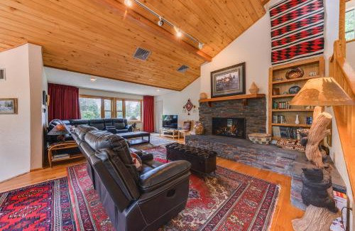 Cloudcroft House | Cloudcroft Mtn Home with Patio, Walk to Golf Course!