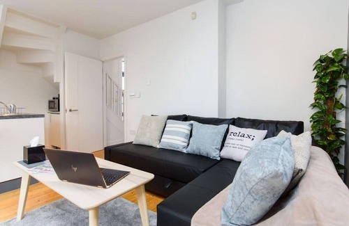 Splott House | Cloudstream Joy - Relax in the City | 2 Bed Duplex House w/Hot Tub